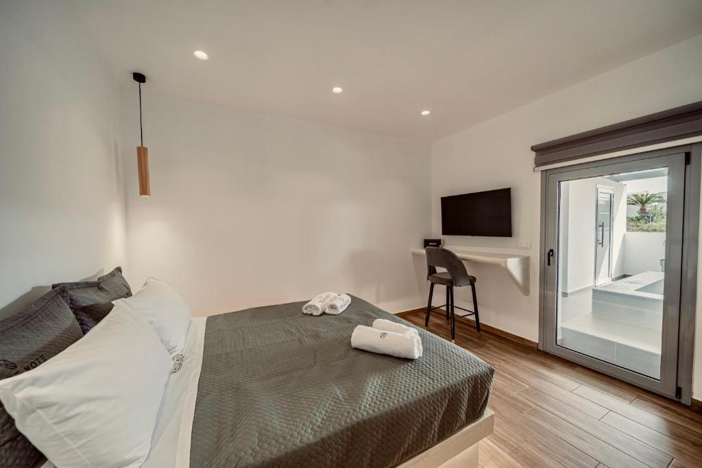 Postel nebo postele na pokoji v ubytování White Note Luxury Suites
