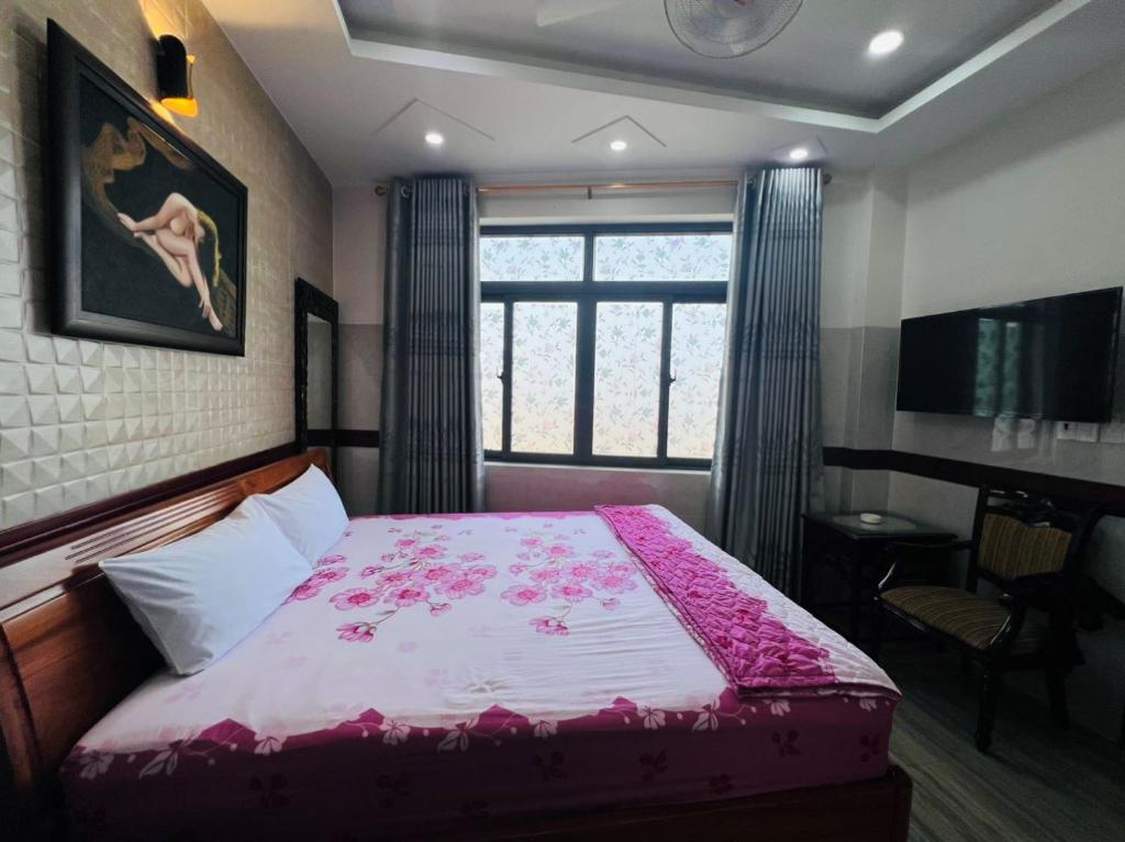 Giường trong phòng chung tại Khách Sạn Hoàng Thanh Thủy 4