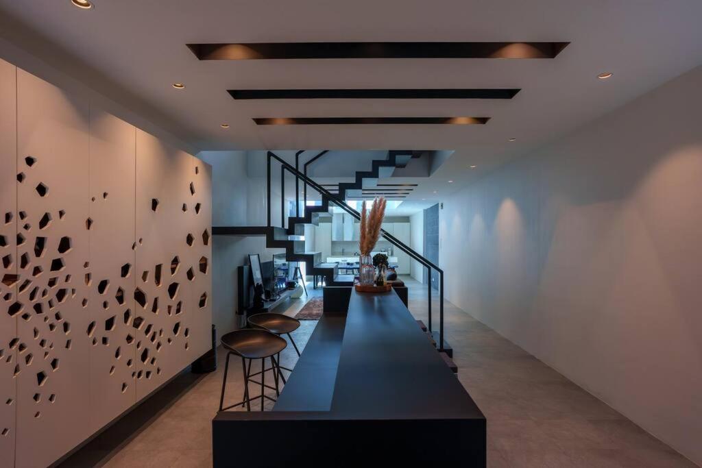 TV a/nebo společenská místnost v ubytování Georgetown Minimalist Elegance 4BR 8Pax