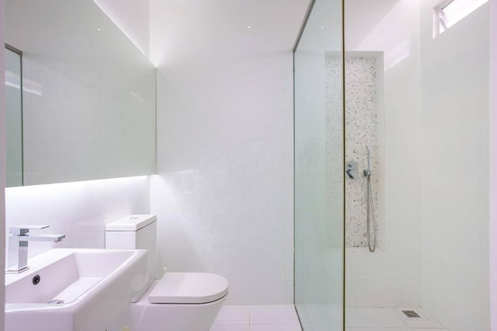 Koupelna v ubytování Georgetown Minimalist Elegance 4BR 8Pax