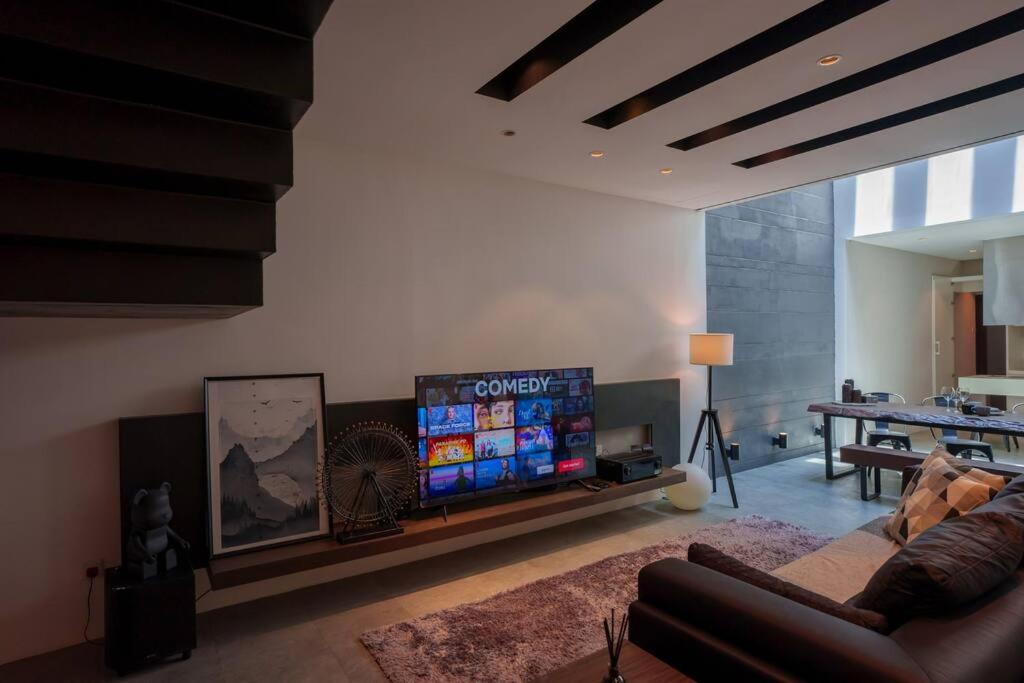 TV a/nebo společenská místnost v ubytování Georgetown Minimalist Elegance 4BR 8Pax