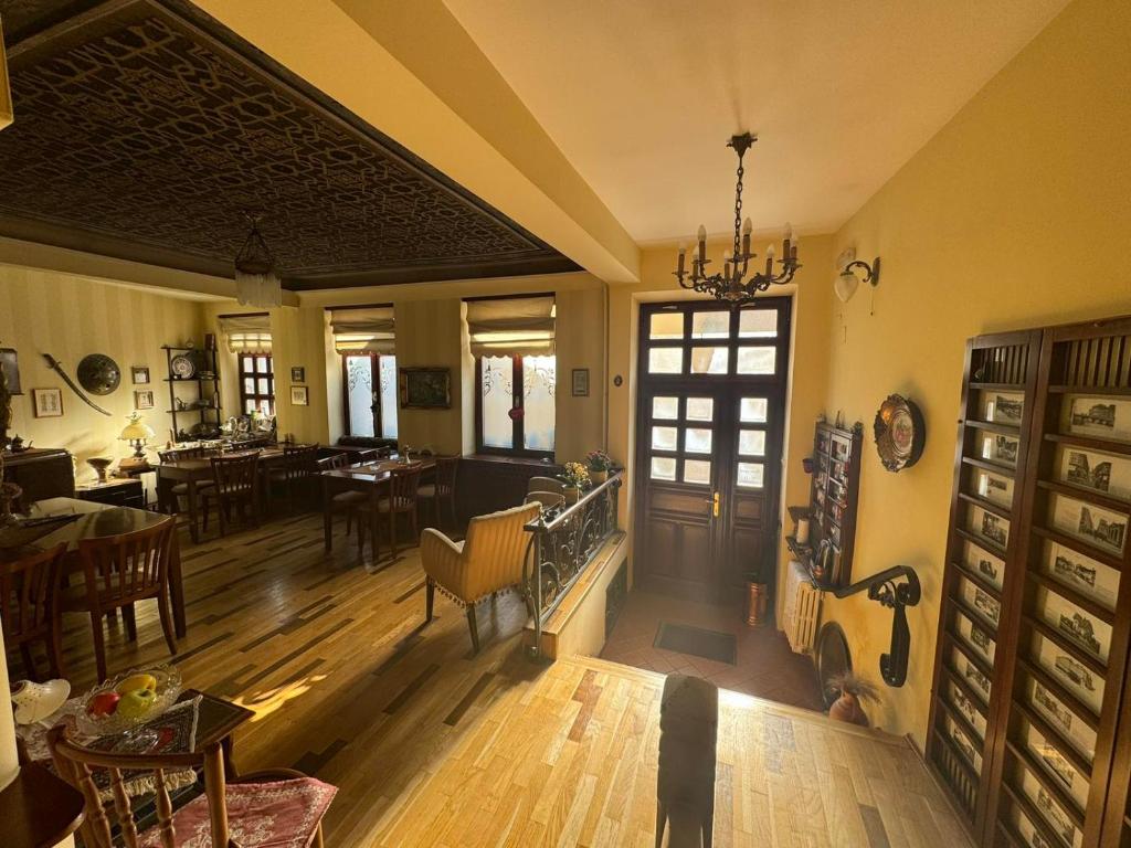 een woonkamer met houten vloeren en een eetkamer bij Ada Apartments in Sarajevo