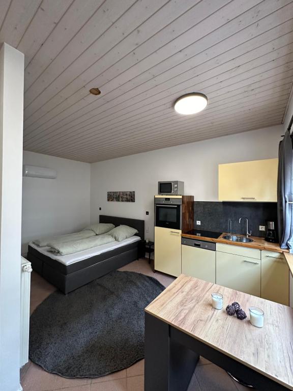 ein Zimmer mit einem Bett in der Mitte einer Küche in der Unterkunft Ferienwohnung am Dierbach in Dierbach