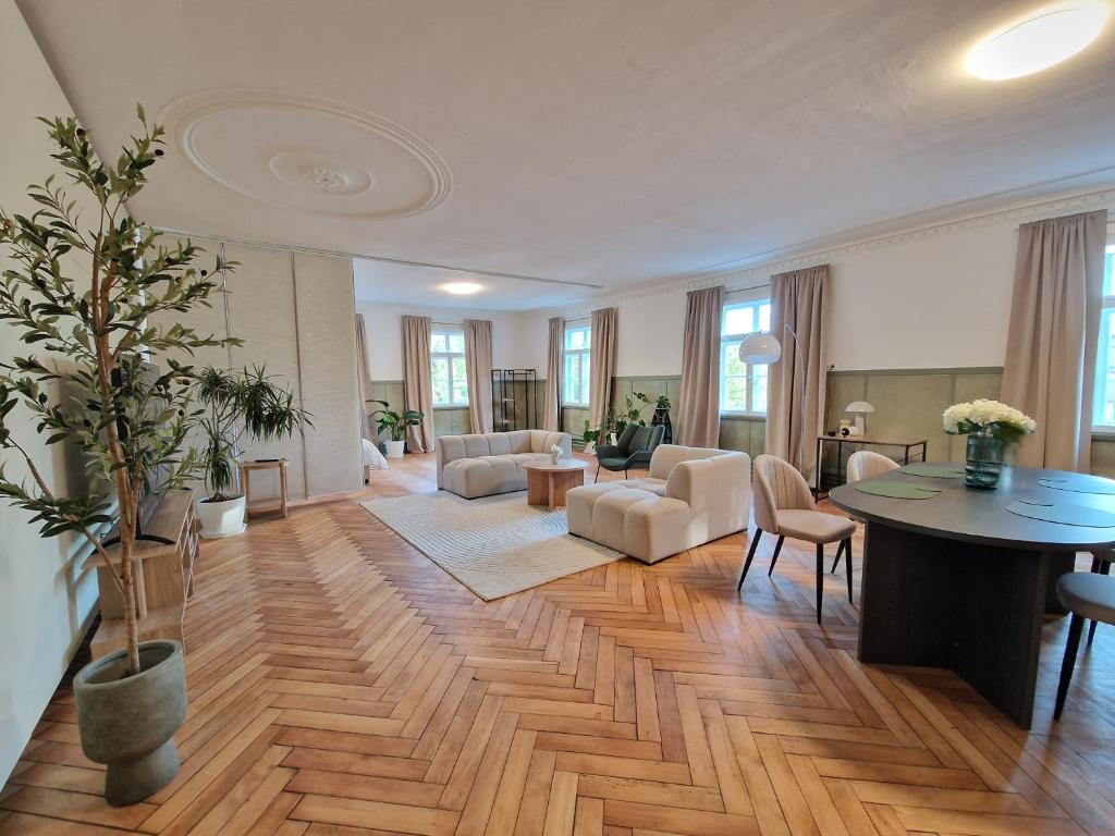 a living room with a couch and a table at Loftfeeling, Parkplatz, WLAN, Diak, Würth in Schwäbisch Hall