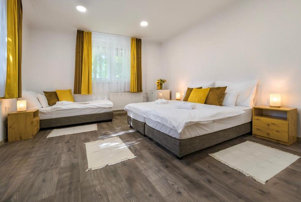 1 Schlafzimmer mit 2 Betten und einem Sofa in der Unterkunft Hagyma Panzió in Makó