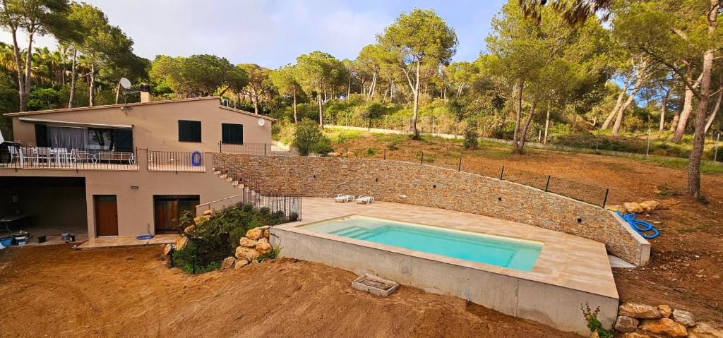 una casa con piscina en el patio en La vinya, en Palafrugell