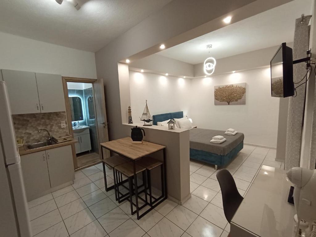 eine Küche und ein Wohnzimmer mit einem Bett in einem Zimmer in der Unterkunft Villa Sandra in Panormos Skopelos