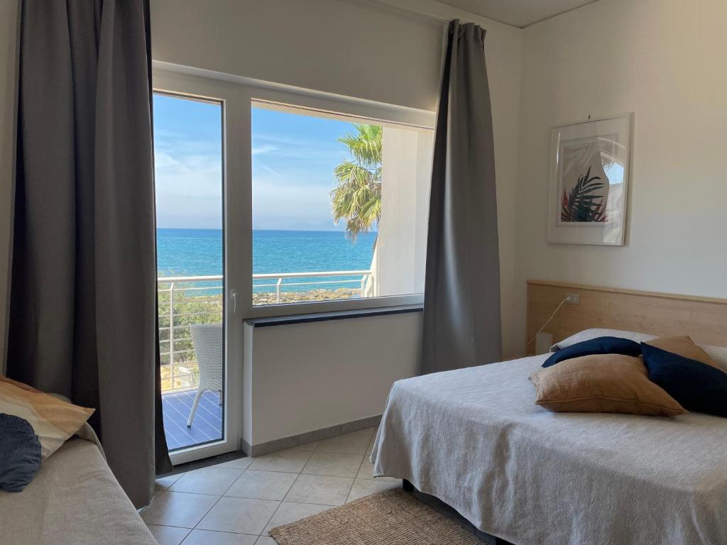 1 dormitorio con cama y vistas al océano en Hotel Mare, en Agropoli