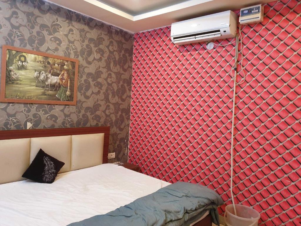 OYO Hotel City Palace tesisinde bir odada yatak veya yataklar