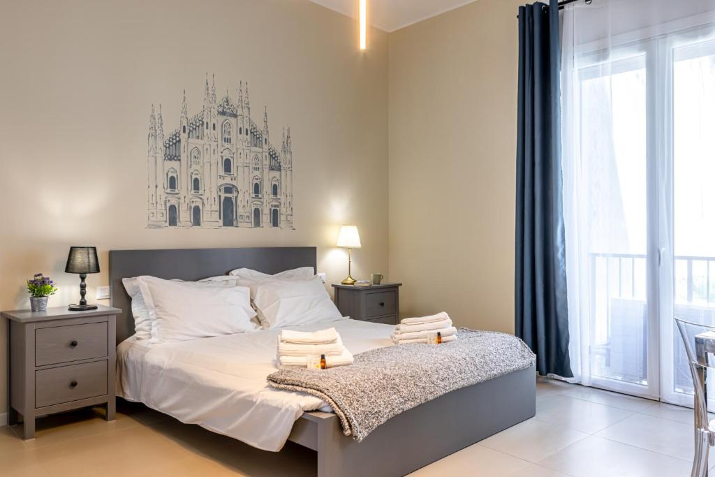 ein Schlafzimmer mit einem Bett mit zwei Handtüchern darauf in der Unterkunft Boccaccio's Flats in Mailand