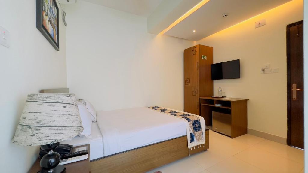 una piccola camera con letto e televisore di Hotel The Grand Hyatt Dhaka a Dhaka