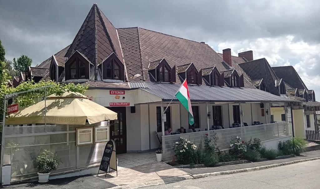 un edificio con una bandera delante de él en Diána Fogadó en Keszthely