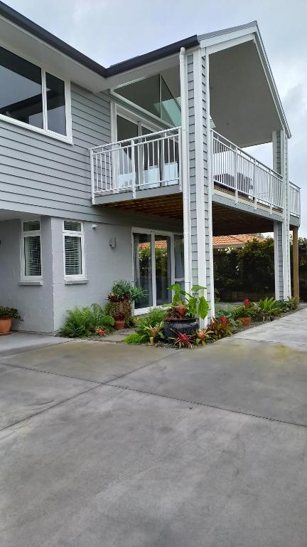 Stylish Matua Apartment - Resim 3