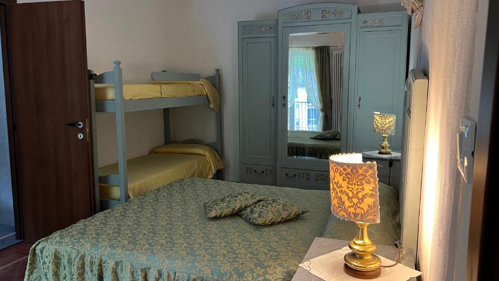Perrero的住宿－La betulla，一间卧室配有床、双层床和镜子