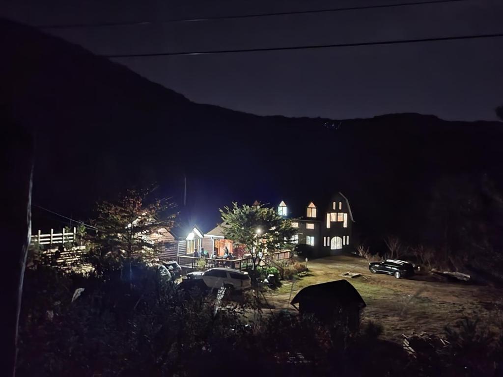 산 경관 또는 게스트하우스에서 바라본 산 전망