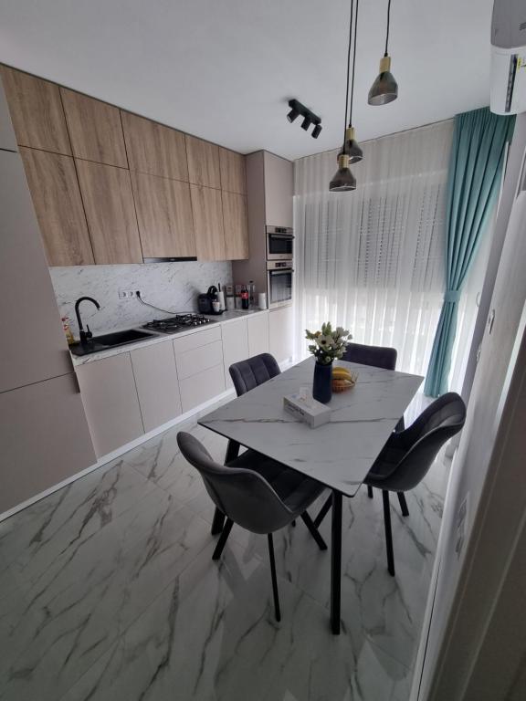 un tavolo da pranzo e sedie in una cucina di Roxana Residence a Oradea