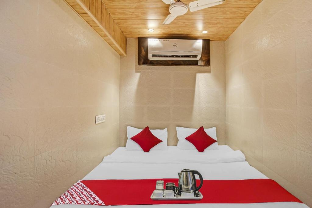 Un pat sau paturi într-o cameră la OYO K K Royal Residency