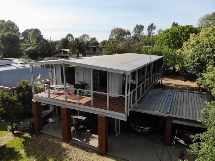 una vista aérea de una casa con terraza en Golden Mile - On the Waterfront, en Bundalong