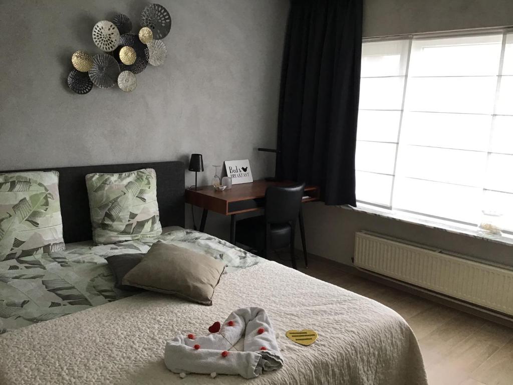 Postel nebo postele na pokoji v ubytování Guesthouse De Steenberg tweepersoonskamer met grote badkamer, kitchenette en tuinzicht op de eerste verdieping