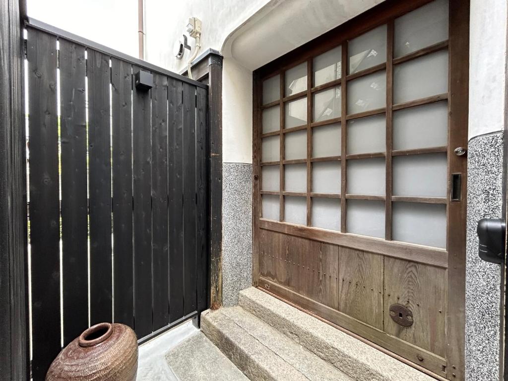 松山市にあるグループに最適The Bath & Bed Dogo 築110年の蔵をリノベした源泉掛け流し一棟貸しの温泉宿のギャラリーの写真