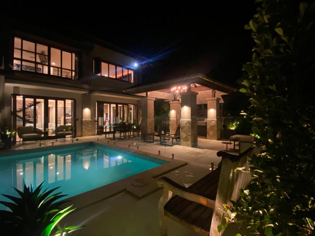Bazén v ubytování AQUA Beachfront Villa Port Douglas nebo v jeho okolí