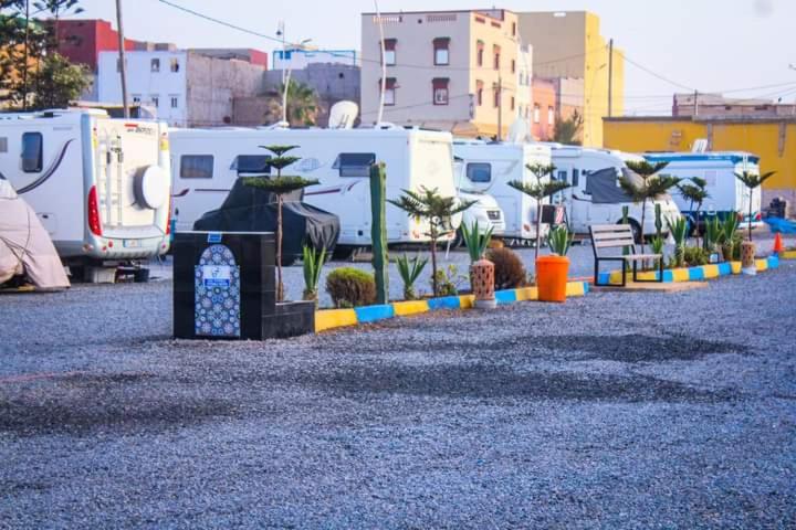 eine Reihe von Wohnmobilen auf einem Parkplatz in der Unterkunft camping atlantique tan tan in Tan-Tan Plage