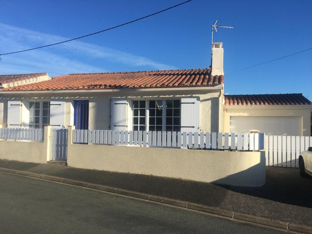 une maison blanche avec une clôture blanche dans l'établissement 3 Bedroom Les Sables D'Olonne House, à Olonne-sur-Mer