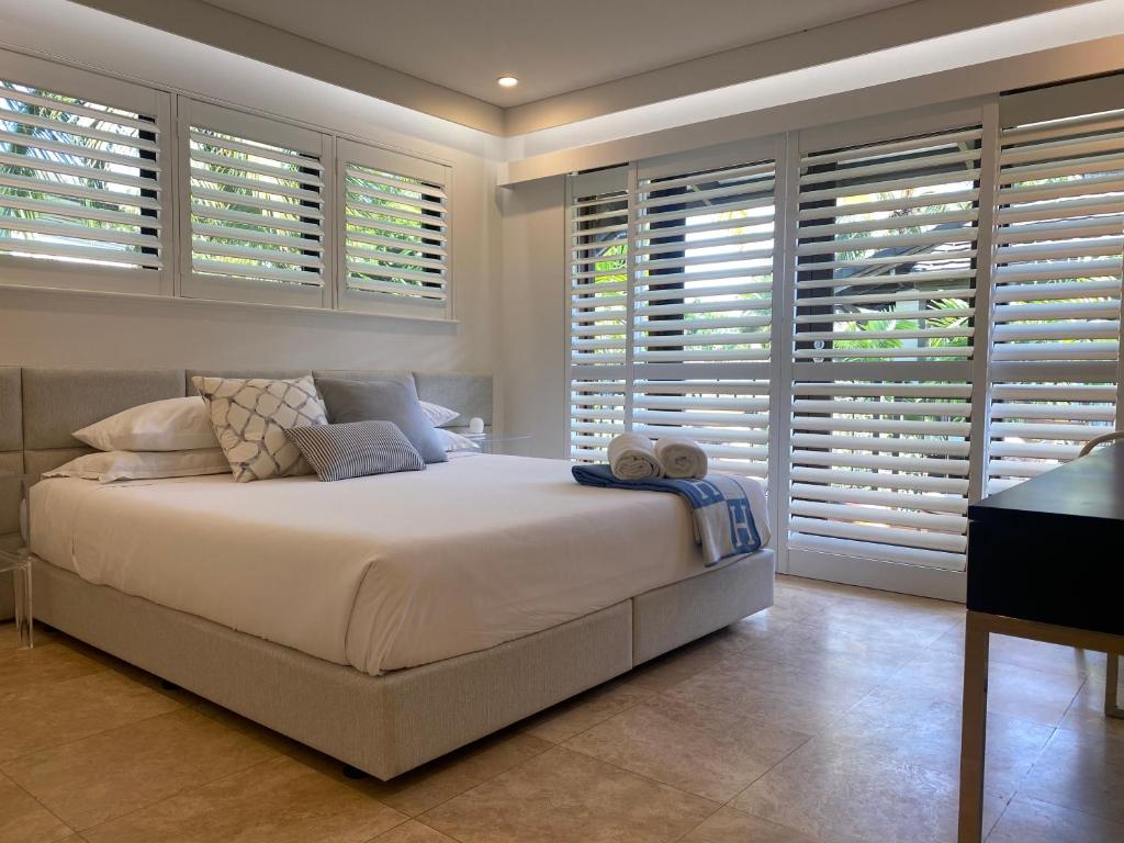 Postel nebo postele na pokoji v ubytování AQUA Beachfront Villa Port Douglas