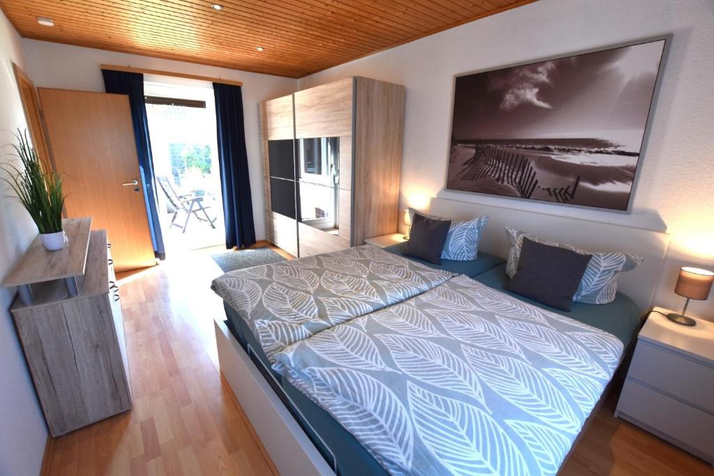 una camera da letto con un letto grande in una stanza di 2020 Bungalow "Strandhüdde" a Dahme