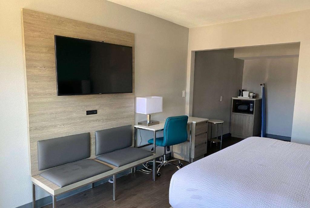 TV a/nebo společenská místnost v ubytování Travelodge by Wyndham LAX