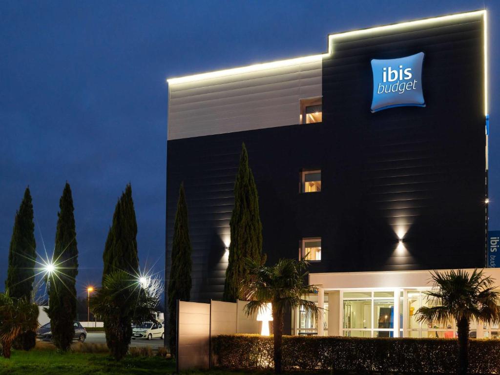 aubs building with a sign on the side of it at Ibis Budget Ancenis in Mésanger