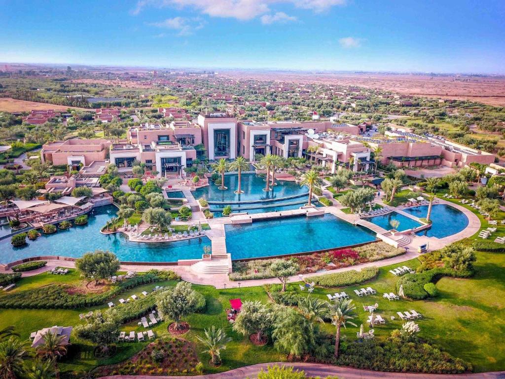 eine Luftansicht eines Resorts mit zwei Pools in der Unterkunft Fairmont Royal Palm Marrakech in Marrakesch