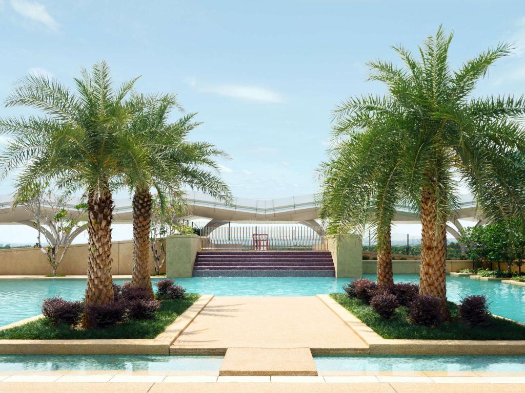 Bazén v ubytování Movenpick Hotel & Convention Centre KLIA nebo v jeho okolí