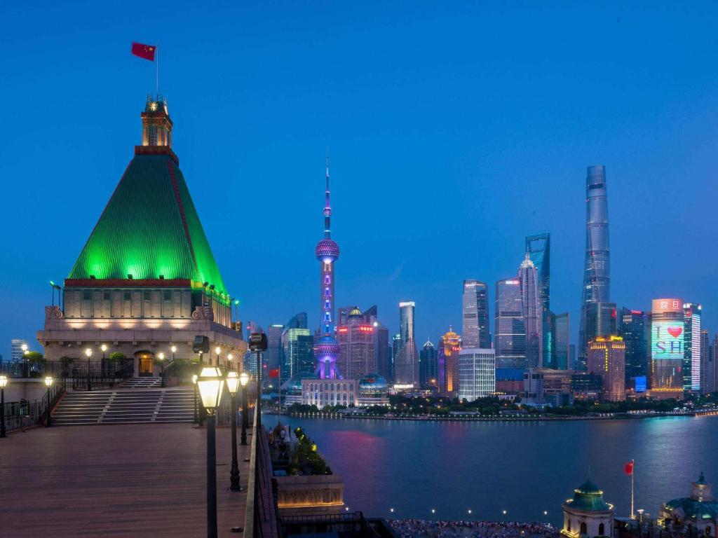 - Vistas al perfil urbano por la noche en Fairmont Peace Hotel On the Bund, en Shanghái