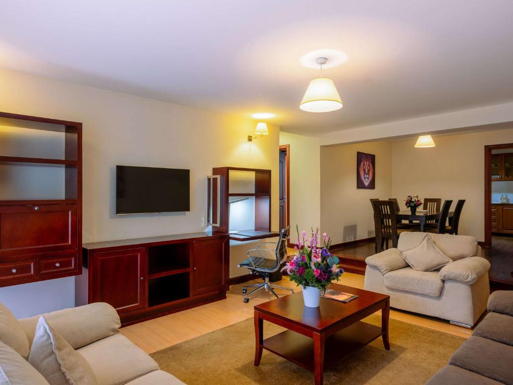 TV a/nebo společenská místnost v ubytování Mövenpick Hotel & Residences Nairobi