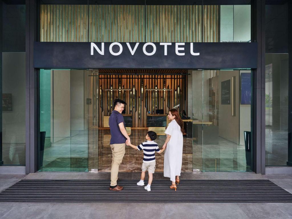 Novotel Bangkok Future Park Rangsit في محافظة باثوم ثاني: عائلة تخرج من متجر بدون انتظار