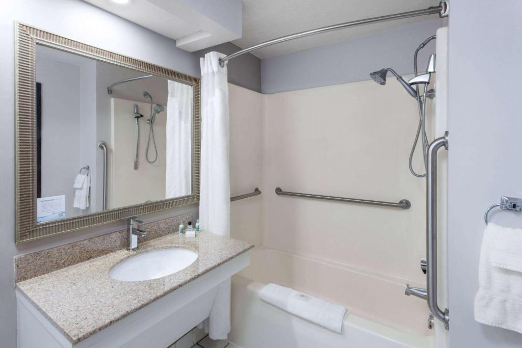 Ванная комната в Links Bos Landen Hotel & Spa of Pella, Trademark by Wyndham