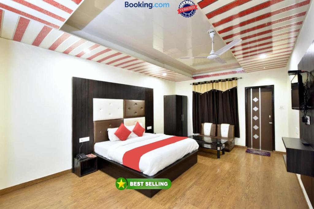 BanikhetにあるGoroomgo Hotel Dalhousie Grand Banikhet Near Mata Jawala Temple - Luxury Stay - Excellent Service - Parking Facilitiesのベッドとテレビが備わるホテルルームです。
