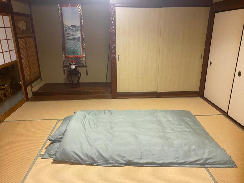 Postel nebo postele na pokoji v ubytování ゲストハウスすまいるさん