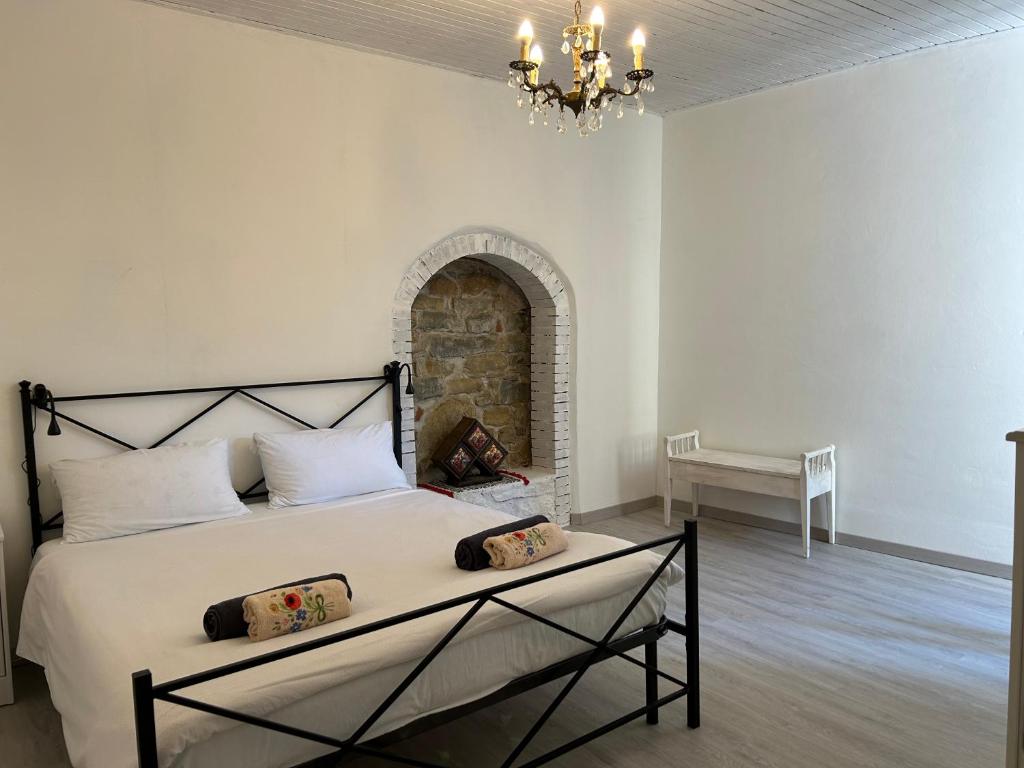een slaapkamer met een bed, een open haard en een kroonluchter bij Apartman Arioso in Piran