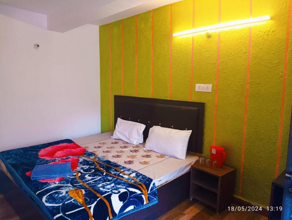 奈尼塔爾的住宿－Mansa Home Stay，一间卧室设有一张床和绿色的墙壁