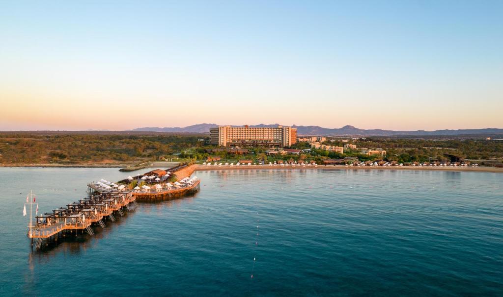 uma vista aérea de um resort sobre uma massa de água em Concorde Luxury Resort & Casino em Vokolidha