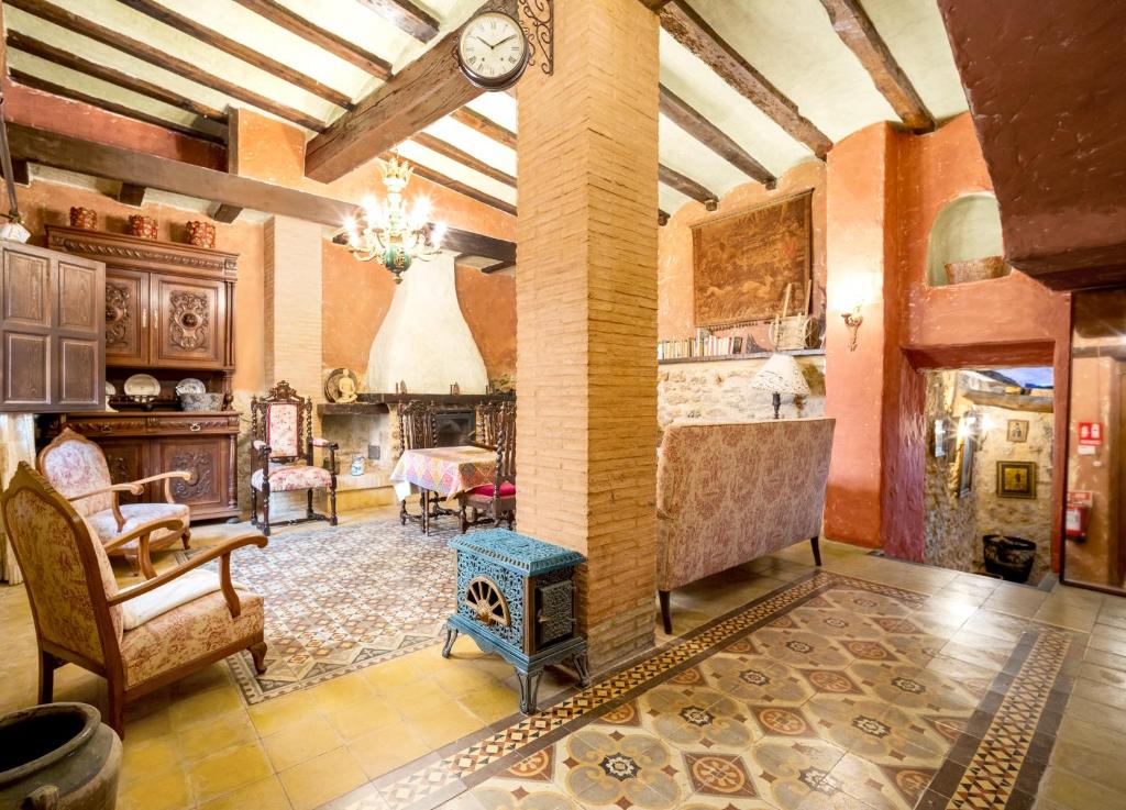 een woonkamer met meubilair en een kroonluchter bij Casa Museo RAKKANA - En el Centro de Requena in Requena