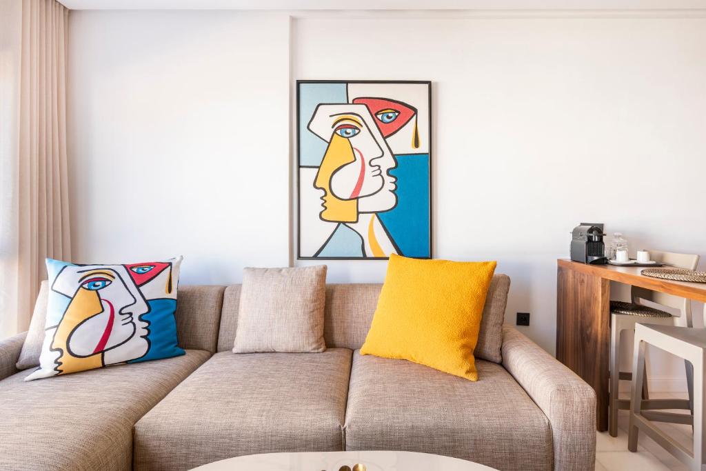 a living room with a couch and a painting on the wall at Tribeca 3 - Casablanca Center in Casablanca