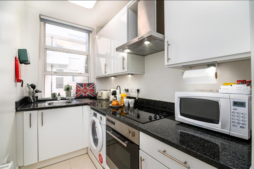 Fotografie z fotogalerie ubytování Luxury 2BR Bond St Apt - Sleeps 6 - Free WiFi v Londýně