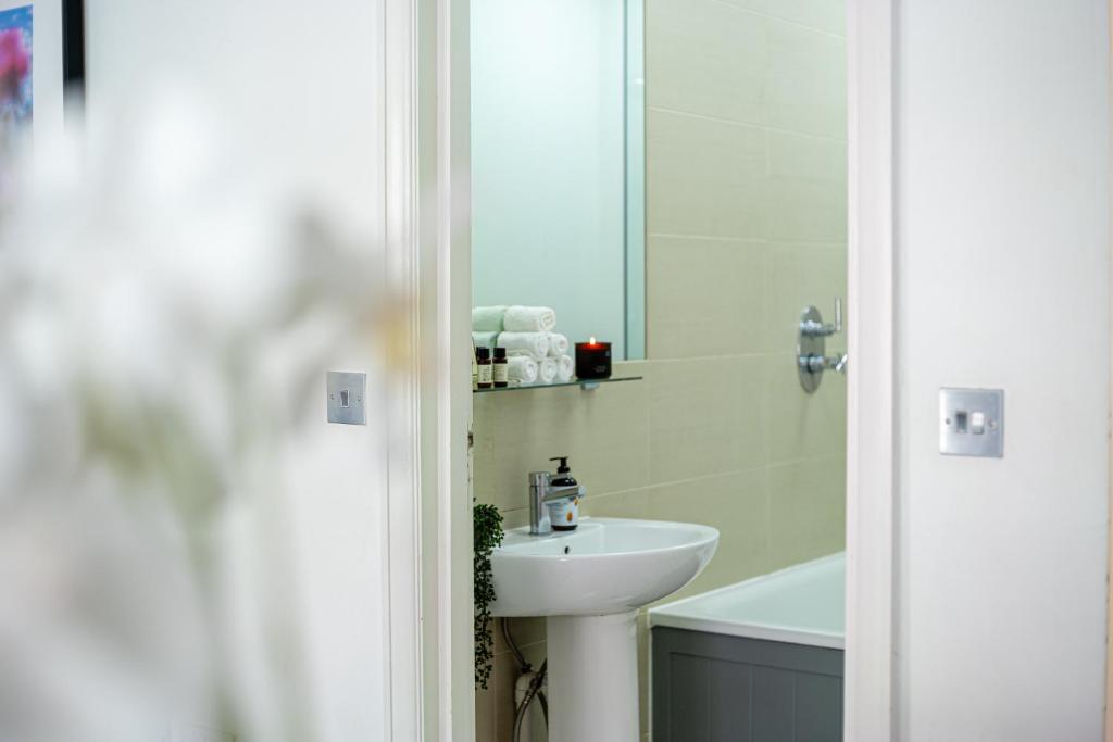 Fotografie z fotogalerie ubytování Luxury 2BR Bond St Apt - Sleeps 6 - Free WiFi v Londýně