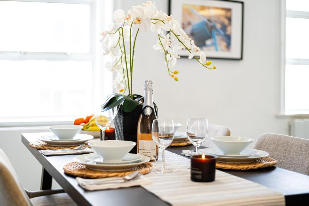 Fotografie z fotogalerie ubytování Luxury 2BR Bond St Apt - Sleeps 6 - Free WiFi v Londýně