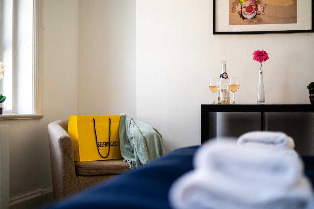 Fotografie z fotogalerie ubytování Luxury 2BR Bond St Apt - Sleeps 6 - Free WiFi v Londýně
