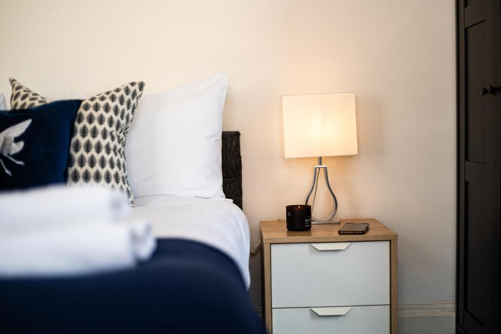 Fotografie z fotogalerie ubytování Luxury 2BR Bond St Apt - Sleeps 6 - Free WiFi v Londýně