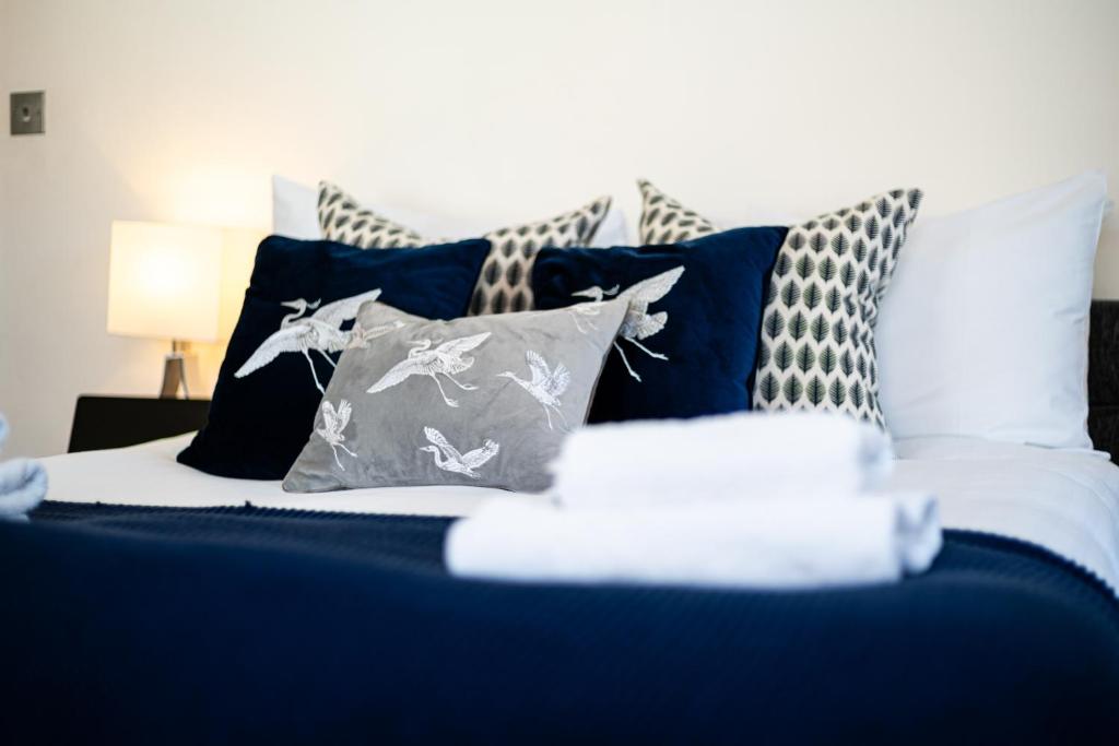 Fotografie z fotogalerie ubytování Luxury 2BR Bond St Apt - Sleeps 6 - Free WiFi v Londýně